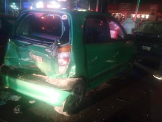 El accidente ocurrió pasadas las 2:00 de la mañana en el cruce del par vial de la calle Siglo de Torreón y el bulevar Revolución.
(EL SIGLO DE TORREÓN)
