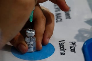 La Comisión Europea (CE) dio este lunes su aprobación formal de la vacuna contra la COVID-19 de Pfizer-BionTech para jóvenes de 12 a 15 años, siguiendo la recomendación científica que emitió el viernes pasado la Agencia Europea del Medicamento (EMA). (ARCHIVO) 