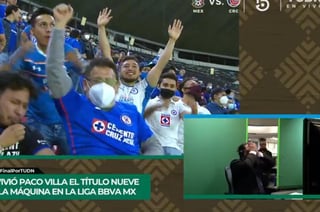 La noche de este domingo, el comentarista deportivo de TUDN, Paco Villa, conmovió a sus compañeros al no ocultar las lágrimas luego del pitazo final del árbitro en la final Cruz Azul vs Santos Laguna. (Especial) 