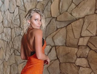 Este fin de semana, Irina Baeva derrochó sensualidad en Instagram con un diminuto vestido naranja en Las Vegas, Nevada para la pelea de box entre Devin Haney y Jorge Linares.  (Especial) 