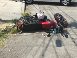 Una camioneta impactó a una pareja que viajaba a bordo de una motocicleta Italika de color rojo. (EL SIGLO DE TORREÓN)