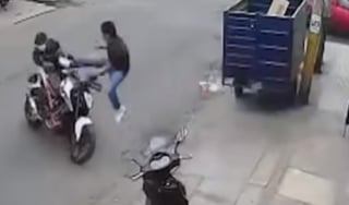 El sospechoso se dio a la fuga junto con quien sería su cómplice, tras recibir la patada por parte del dueño de la moto (ESPECIAL) 