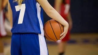 El gobernador de Florida firmó el martes una ley que prohíbe que las adolescentes transgéneros jueguen en equipos deportivos escolares para deportistas nacidas niñas, sumiendo el estado en la guerra cultural nacional sobre los derechos de las personas transgénero. (ESPECIAL) 
