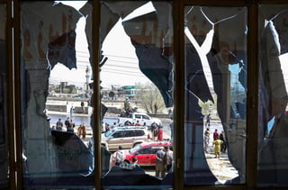 Al menos doce civiles murieron y otros trece resultaron heridos en un doble atentado este martes con bomba contra dos microbuses de pasajeros en un área en Kabul habitada sobre todo por la minoría chií hazara, víctima de frecuentes ataques. (ARCHIVO) 
