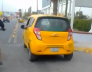 Este martes a través de la cuenta de Facebook 'Ruedas del Desierto', se compartió una denuncia ciudadana en la que un ciclista exhibe a taxistas estacionados sobre la ciclovía al exterior del aeropuerto de Torreón. (Facebook) 