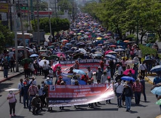 Unos 4,000 maestros marcharon este martes en la ciudad de Tuxtla Gutiérrez, capital de estado de Chiapas, sureste de México, para exigir la reinstalación de una mesa de diálogo entre la Coordinadora Nacional de los Trabajadores de la Educación (CNTE) y el presidente Andrés Manuel López Obrador. (EFE)