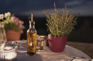 Para los amantes de los sabores mediterráneos, el aceite oliva es muy preciado, aunque en México no es el más utilizado para cocinar, este tipo de aceite enriquece diversos platillos. (Especial)