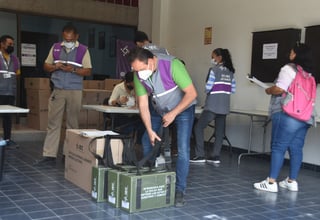 En un día se entregó el 53 por ciento del total de los 889 paquetes electorales en Torreón. (JESÚS GALINDO)