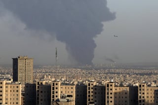 Un enorme incendio estalló el miércoles en la refinería petrolera que sirve a la capital iraní, despidiendo densas columnas de humo negro sobre Teherán. De momento no quedó claro si alguien resultó lastimado. (ESPECIAL) 