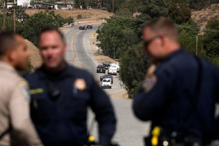 Autoridades policiales cierran un camino durante una investigación de un tiroteo en la estación de bomberos 81, el martes 1 de junio de 2021, en Santa Clarita, California. (AP Foto/David Swanson)