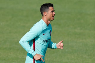 Cristiano Ronaldo se prepara para jugar con Portugal la Eurocopa, la cual comienza el día 11 de este mes. (AP)