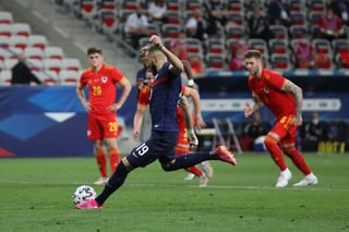 Karim Benzema volvió a jugar con Francia por primera vez desde 2015, y falló un penal en la victoria de su equipo 3-0 sobre Gales. (AP)