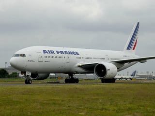 Un avión de Air France procedente de Chad fue aislado este jueves a su llegada al aeropuerto parisino Charles de Gaulle ante la sospecha de que pudiera haber una bomba a bordo. (ESPECIAL) 

 