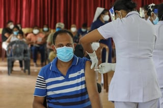 El mundo tiene que triplicar los esfuerzos en la lucha contra la pandemia de la COVID-19, sobre todo durante la campaña de la vacunación, declaró este jueves el director regional para Europa de la Organización Mundial de la Salud (OMS), Hans Henri Kluge. (ARCHIVO) 

 
