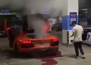 En redes sociales se volvió viral el momento en el que aficionados de los autos intentan asar un trozo de carne con el escape de un lujoso Lamborghini.  (Especial) 