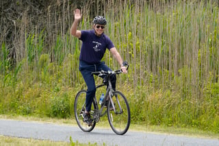 El presidente Joe Biden da un paseo en bicicleta en Rehoboth Beach, Delaware, el jueves 3 de junio de 2021. (AP Foto/Susan Walsh)
