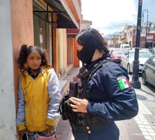 Fue alrededor de las dos de la tarde de ayer que la mujer, quien se encontraba en la calle Guadalupe Victoria y Acuña, pidió la atención a una unidad de la Policía Municipal, quien se trasladaba por el lugar. (EL SIGLO DE TORREÓN)