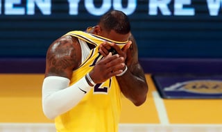 LeBron James, que no pudo evitar la eliminación de Los Angeles Lakers en la primera ronda de los 'playoff', descartó este jueves su participación en los Juegos Olímpicos de Tokio 2020 con la selección de los Estados Unidos. (EFE)
