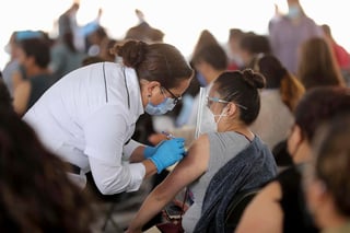 Se espera que en el primer trimestre del 2022, toda la población susceptible de ser vacunada contra COVID-19, incluyendo los menores de edad, estará inmunizada, estimó la Secretaría de Hacienda y Crédito Público (SHCP). (ARCHIVO)