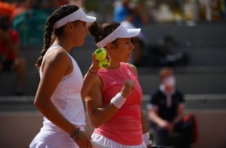 Giuliana Olmos (i) y su compañera Sharon Fichman continúan en buen momento, y avanzaron de ronda en Roland Garros. (ARCHIVO)