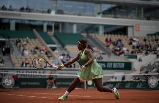 Serena Williams se impuso 6-4, 6-4 a Danielle Collins para seguir en la búsqueda de su título 24 de Grand Slam.  (ESPECIAL)
