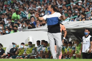 Juan Reynoso, técnico de Cruz Azul, y la directiva celeste, analizan qué movimientos hacer para el próximo torneo. (EFE)