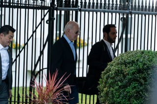 El presidente estadounidense Joe Biden sale de la Casa Blanca para acudir a una misa en la Iglesia Católica Santa Trinidad, el sábado 5 de junio de 2021, en el área de Georgetown, en Washington. (AP Foto/Alex Brandon)