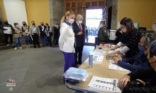 El presidente de México, Andrés Manuel López Obrador, acudió a emitir su voto en la alcaldía Cuauhtémoc junto a su esposa Beatriz Gutiérrez Müeller.
(ESPECIAL)