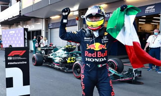 El mexicano Sergio Pérez (Red Bull), que ganó este domingo el Gran Premio de Azerbaiyán, el sexto del Mundial de Fórmula Uno, disputado en el circuito urbano de Bakú, la capital del país, declaró que 'ha sido una auténtica locura' y que está 'muy contento con su segunda victoria en la categoría reina, después de la que logró el año pasado en Sakhir (Barein). (Especial) 