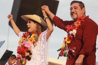 El senador Félix Salgado acompañó a su hija Evelyn, aspirante a la gubernatura de Guerrero por el el partido Morena, a emitir su voto en Acapulco. (ARCHIVO)