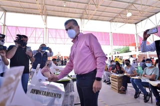El gobernador de Coahuila, Miguel Riquelme, afirmó que espera una participación ciudadana de más del 50 por ciento en las elecciones de hoy domingo, toda vez que se ha reportado una gran afluencia a las casillas de toda la entidad.
(ERICK SOTOMAYOR)