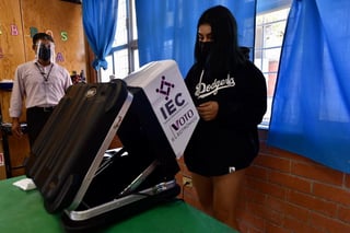 El Instituto Electoral de Coahuila (IEC) determinó la utilización de ocho urnas electrónicas en Torreón para las elecciones de este domingo, todas en casillas del ejido San Antonio de los Bravos.
(ERICK SOTOMAYOR)