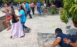 Al menos dos personas heridas dejó la confrontación entre ciudadanos de Santiago Laollaga, municipio del Istmo de Tehuantepec, en una casilla de la sede de votación que se instaló en el balneario del Ojo de Agua. (ESPECIAL)
