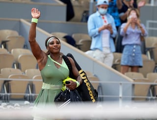 Serena Williams no pudo con Elena Rybakina, quien la derrotó 6-3, 7-5 en la cuarta ronda. (AP)
