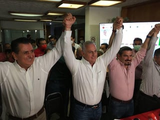 Anoche, con el 98 por ciento de las 889 actas computadas en Torreón, el candidato de la alianza PRI-PRD a la alcaldía, Román Cepeda, ofreció una rueda de prensa en el Comité Municipal de su partido. (FERNANDO COMPEÁN)