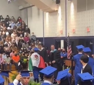 Un graduado de secundaria de Carolina del Norte ya tiene su diploma, luego del furor que se generó en las redes sociales por la bandera mexicana que usó durante su ceremonia de graduación. (ESPECIAL)