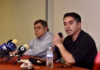 Luis Fernando Salazar Fernández (d) reconoció a su padre por haber aceptado la candidatura de Morena a la alcaldía de Torreón. (ÉRICK SOTOMAYOR)