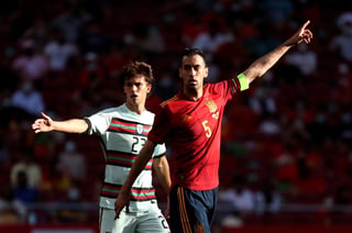 El positivo a COVID-19 de Sergio Busquets ha prendido las alarmas en la selección española por la posibilidad de más contagios. (EFE)