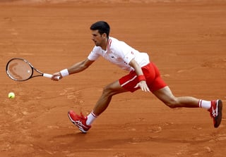 Novak Djokovic tuvo que venir de atrás para derrotar 6-7, 6-7, 6-1, 6-0, 4-0 a Lorenzo Mussetti. (EFE)