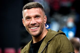 Lukas Podolski delantero alemán de 36 años, Campeón del Mundo en Brasil 2014, estaría en pláticas para firmar por los Gallos Blancos de Querétaro. (ARCHIVO)