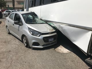 Vehículo termina incrustado en autobús de pasajeros en Torreón