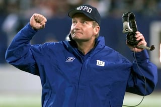 El entrenador de los Giants de Nueva York Jim Fassel durante un partido contra los Eagles de Filadelfia, el lunes 22 de octubre de 2001. Fassel, quien llevó a los Giants al Super Bowl en 2001, ha fallecido. Tenía 71 años. (AP Foto/Jeff Zelevansky, archivo)