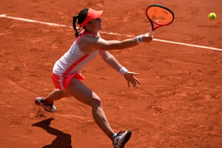 Tamara Zidansek se impuso 7-5, 4-6, 8-6 a Paula Badosa, en un competido duelo de cuartos de final de Roland Garros. (AP)