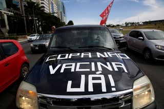 Personas en un auto protestan en Brasilia contra la realización de la Copa América en Brasil. (AP)