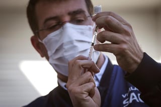 Más de 50 millones de brasileños ya recibieron al menos la primera dosis de alguno de los inmunizantes contra la COVID-19 disponibles en el país, lo que corresponde a cerca del 32 % de la población vacunable informó este miércoles el Ministerio de Salud. (ARCHIVO) 
