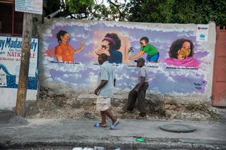 Desde el comienzo de la pandemia, Haití había confundido a los expertos: tasas de infecciones y muertes relativamente bajas pese a su devastado sistema de salud, una ausencia total de vacunas y un desdeño casi total hacia las medidas de prevención, como tapabocas y distanciamiento social. (ARCHIVO) 
