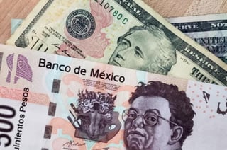 Tras llegar a apreciarse a 19.60 unidades por dólar, la moneda mexicana se depreció a los 19.79 pesos minutos después de las 13 horas, cuando se filtró el anuncio.
(ARCHIVO)