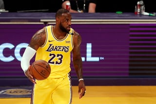 Durante las últimas tres temporadas en la NBA, LeBron James ha portado el número 23 en el dorsal con los Lakers, sin embargo, para la siguiente temporada esto podría cambiar. (ARCHIVO)