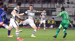Kim Shin-wook anotó su primer gol con Corea del Sur en un partido de las eliminatorias de la Copa del Mundo y el equipo celebró recordando a uno de los grandes de la selección. (ARCHIVO) 

