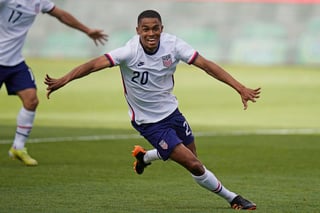 Reggie Cannon, de la selección de Estados Unidos, festeja luego de anotar ante Costa Rica en un encuentro amistoso realizado el miércoles 9 de junio de 2021 (AP Foto/Rick Bowmer)